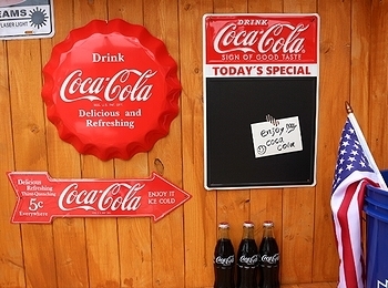 コカコーラアルミ看板 ボトルキャップ 矢印 チョークボードサイン アメリカ雑貨屋 SUNBRIDGE