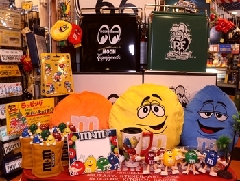M&M'sクッション エムアンドエムズ写真立て<div><br></div>アメリカ雑貨屋 サンブリッヂ 雑貨通販