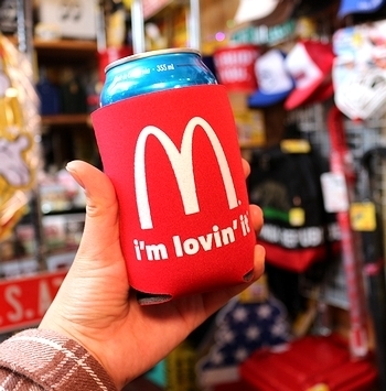 アメリカマクドナルド限定缶クージー アメリカマックオフシャル缶クージー USマックオフィシャル
McDonald's KOOZIE マクドナルド クージー クーラー アメリカ雑貨屋 SUNBRIDGE 岩手アメリカン雑貨