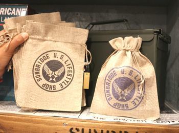 サンブリッヂ オリジナル ポーチ 巾着
アメリカ雑貨屋 サンブリッヂ サンブリッジ 岩手雑貨屋 アメリカ雑貨通販 マスク販売店