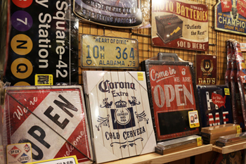 アメリカ雑貨屋サンブリッヂ　コロナビール　木製看板　ウッドサイン　店内写真